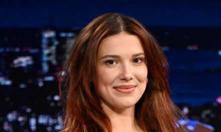 Millie Bobby Brown profite d&rsquo;une escapade tropicale en bikini montrant sa transformation capillaire la plus nette à ce jour