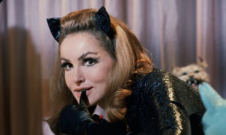 La star de Catwoman, Julie Newmar, 92 ans, ravit les fans avec une rare apparition publique