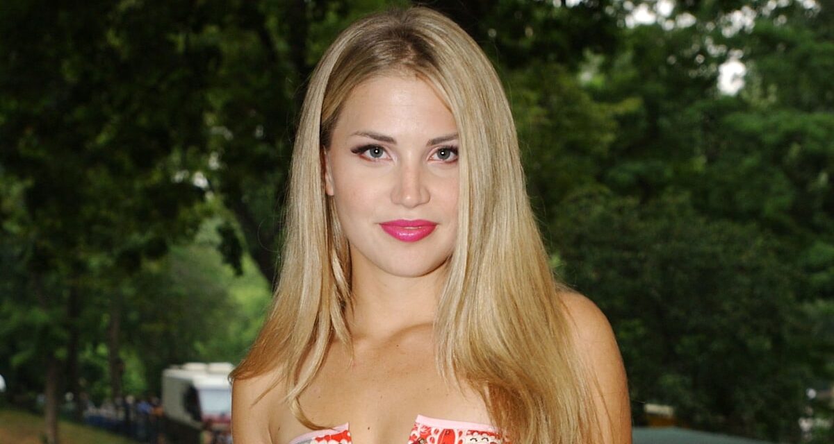 La pop star des années 2000 Willa Ford, 44 ans, fait une rare apparition en soutien-gorge blanc avant son grand retour