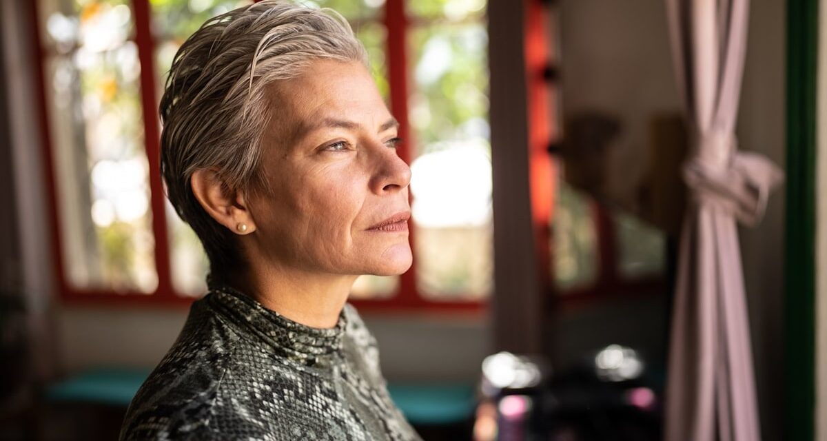 Vous ne vous sentez jamais « assez bien » ? Les signes silencieux que vous portez le traumatisme générationnel de votre famille