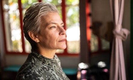 Vous ne vous sentez jamais « assez bien » ? Les signes silencieux que vous portez le traumatisme générationnel de votre famille