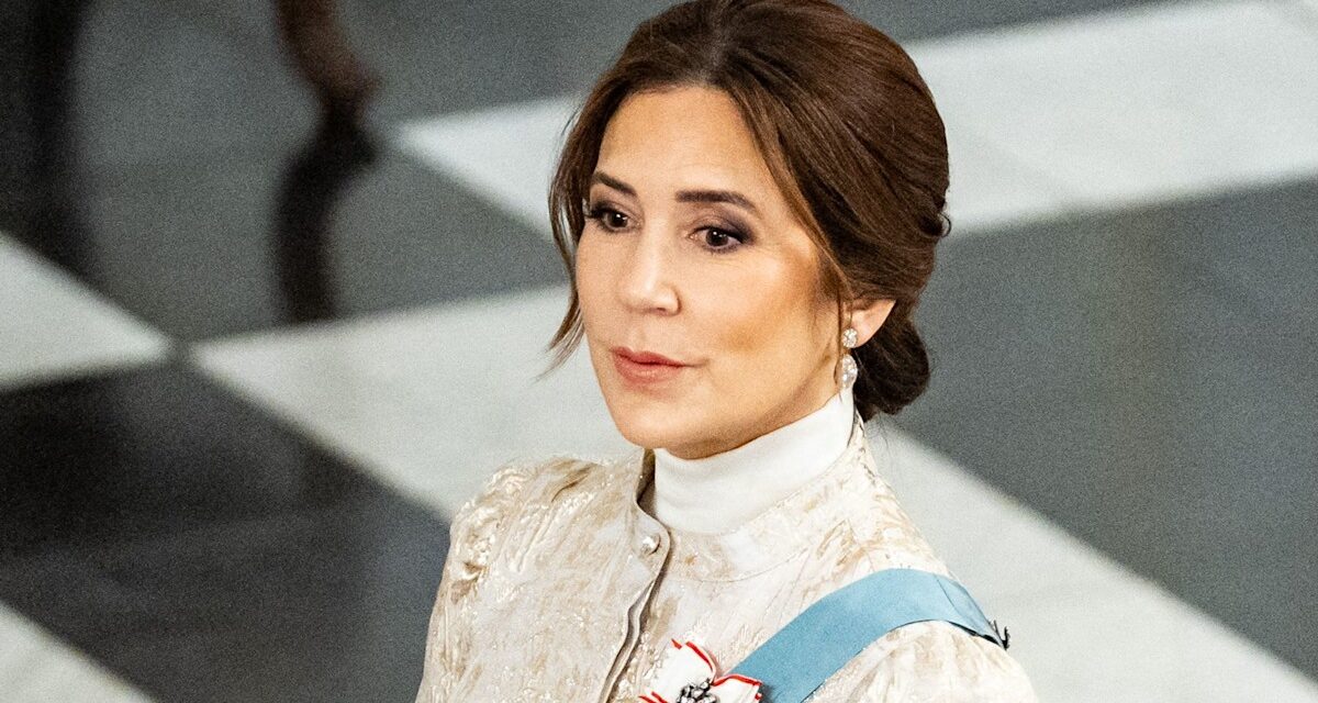 La reine Mary fait une « démonstration de solidarité » avec une importante robe en brocart doré