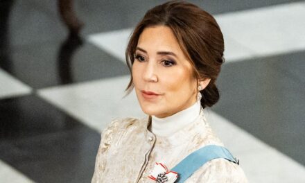 La reine Mary fait une « démonstration de solidarité » avec une importante robe en brocart doré