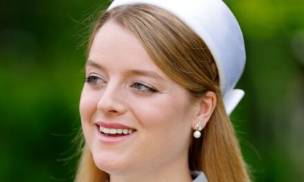 Flora Vesterberg, cousine de feu la reine, brille dans une robe de maternité « non traditionnelle »