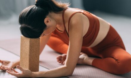Vous vous sentez épuisé ? Les 6 mouvements simples d&rsquo;un expert en yoga réparateur pour réinitialiser votre système nerveux