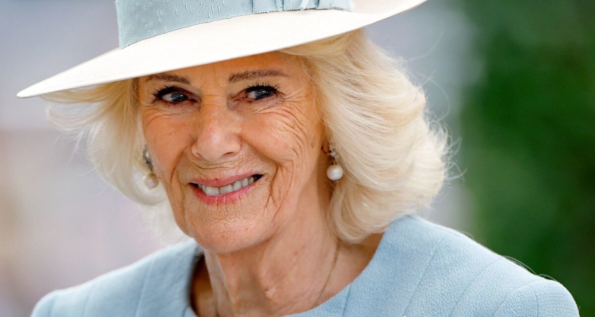 La tenue d&rsquo;église de 10 000 £ de la reine Camilla comprend un rare sac Chanel vintage