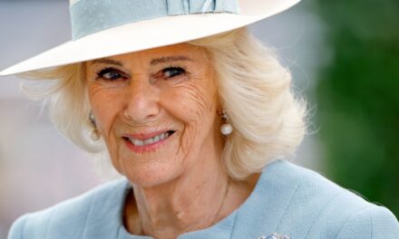 La tenue d&rsquo;église de 10 000 £ de la reine Camilla comprend un rare sac Chanel vintage