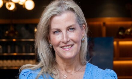 La duchesse Sophie filmée alors qu&rsquo;elle réagit au cadeau d&rsquo;anniversaire – regardez