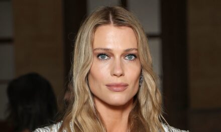 Lady Amelia Spencer hérite du style rebelle de sa tante, la princesse Diana, avec un haut court plongeant