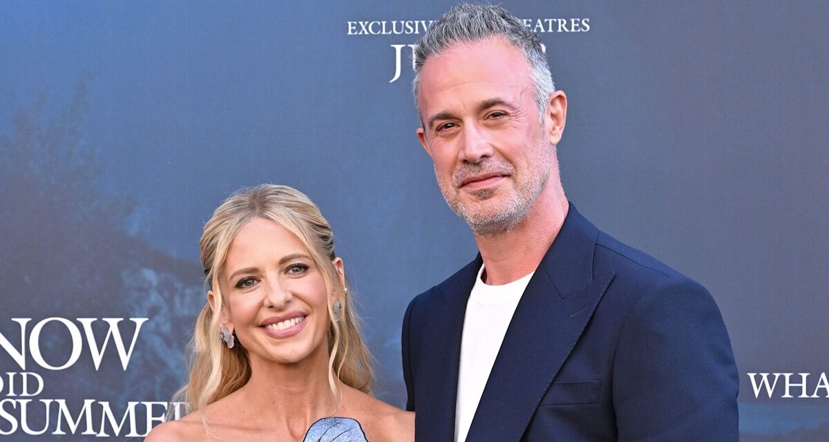 Sarah Michelle Gellar porte un bikini en tricot lors de vacances tropicales avec son mari Freddie Prinze Jr.