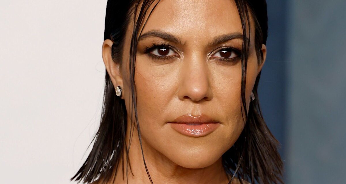 Kourtney Kardashian partage une photo de bikini et un signe révélateur de la relation avec Travis Barker dans son dernier article