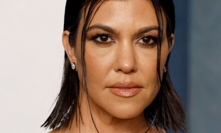 Kourtney Kardashian partage une photo de bikini et un signe révélateur de la relation avec Travis Barker dans son dernier article