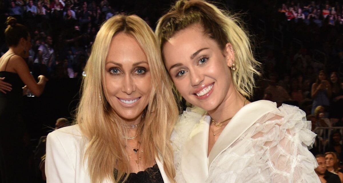 Miley Cyrus est jumelle avec sa mère Tish Cyrus-Purcell aux Palm Springs Film Festival Awards