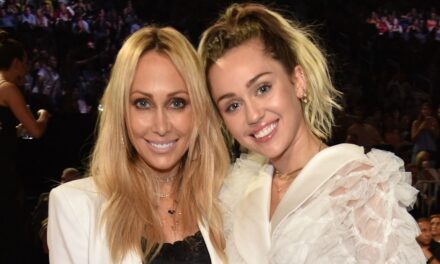 Miley Cyrus est jumelle avec sa mère Tish Cyrus-Purcell aux Palm Springs Film Festival Awards