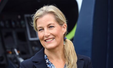 La duchesse Sophie rend une visite « pour remonter le moral » au service d&rsquo;ambulance aérienne qui a contribué à lui sauver la vie