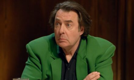 La star des Traitors, Jonathan Ross, laisse échapper des détails sur les coulisses