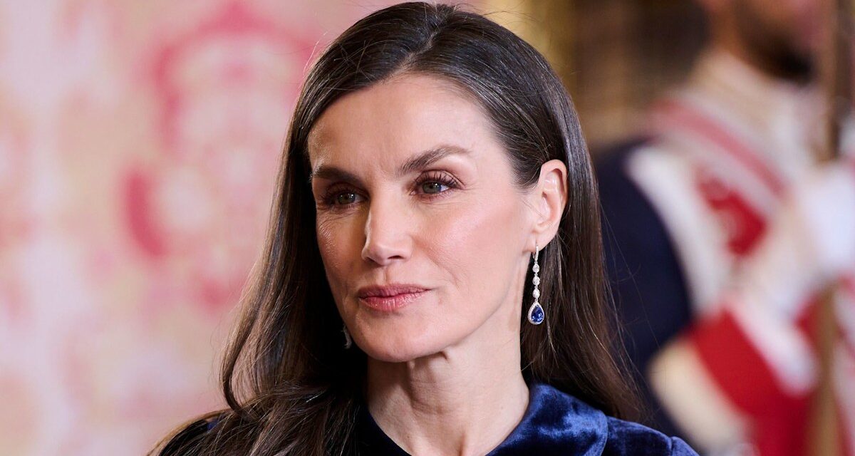La robe en velours ceinturée de la reine Letizia est le look royal le plus « opulent » de 2026 jusqu&rsquo;à présent