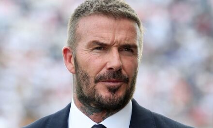 L&rsquo;ancien footballeur professionnel David Beckham a été aperçu dans la capitale mondiale de la mode lors de la Fashion Week de Paris, une semaine seulement après le post explosif de son fils Brooklyn Beckham – voir la photo.