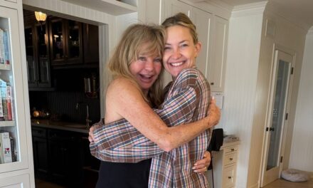 Kate Hudson embrasse Goldie Hawn les larmes aux yeux alors qu&rsquo;elle partage la vidéo du moment de la nomination aux Oscars