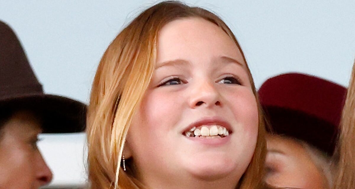 Mia Tindall, 11 ans, recycle une robe à nœud d&rsquo;il y a exactement 1 an – et a l&rsquo;air si grande