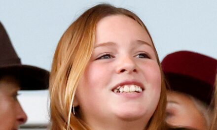 Mia Tindall, 11 ans, recycle une robe à nœud d&rsquo;il y a exactement 1 an – et a l&rsquo;air si grande