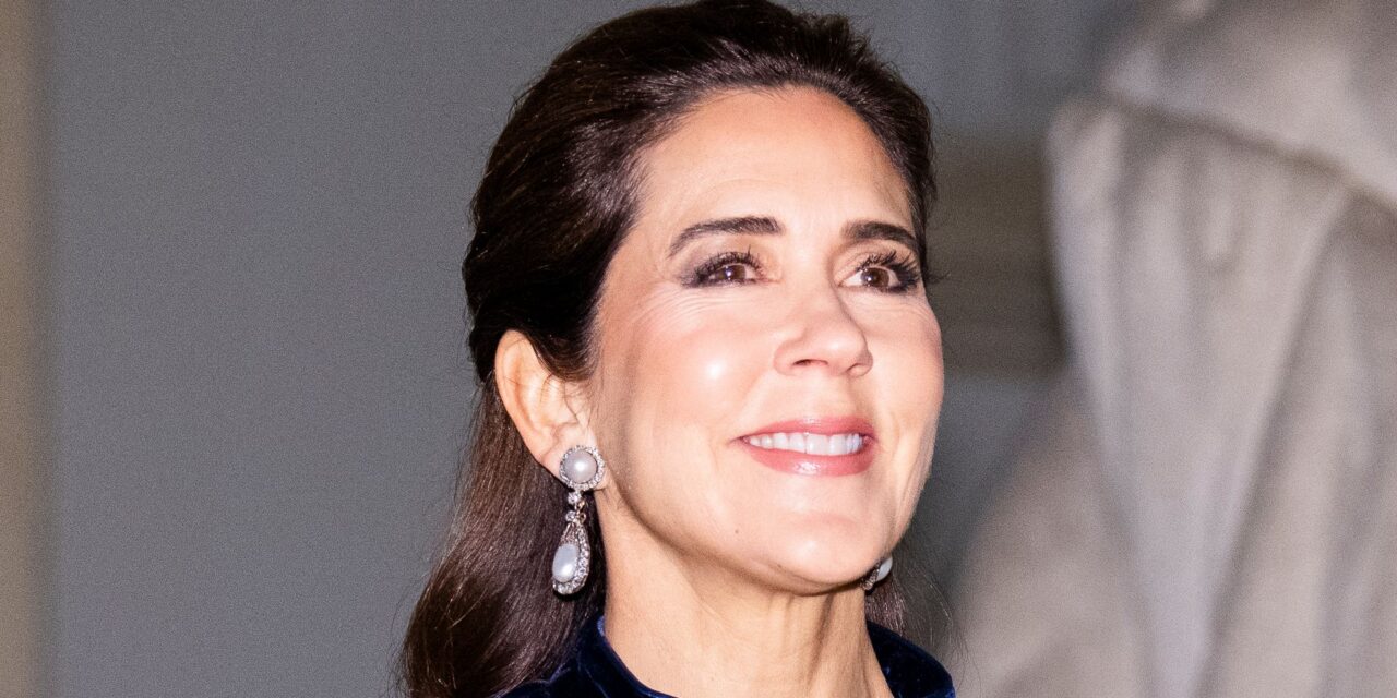 La reine Mary sonne en 2026 dans une jupe sirène en velours