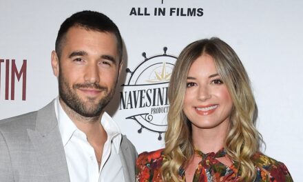 Emily VanCamp partage un rare aperçu de la vie avec ses deux enfants et son mari Josh Bowman dans de nouvelles photos
