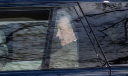 Le roi Charles assiste au service religieux à Balmoral au milieu du retour du prince Harry au Royaume-Uni