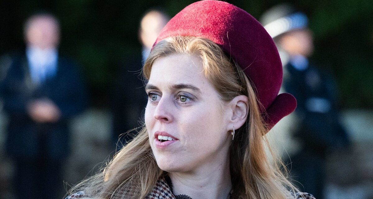 La princesse Béatrice passe inaperçue en robe à froufrous – et en bottes de motard