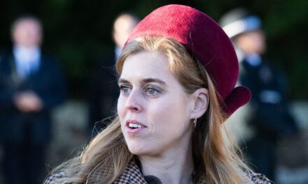 La princesse Béatrice passe inaperçue en robe à froufrous – et en bottes de motard