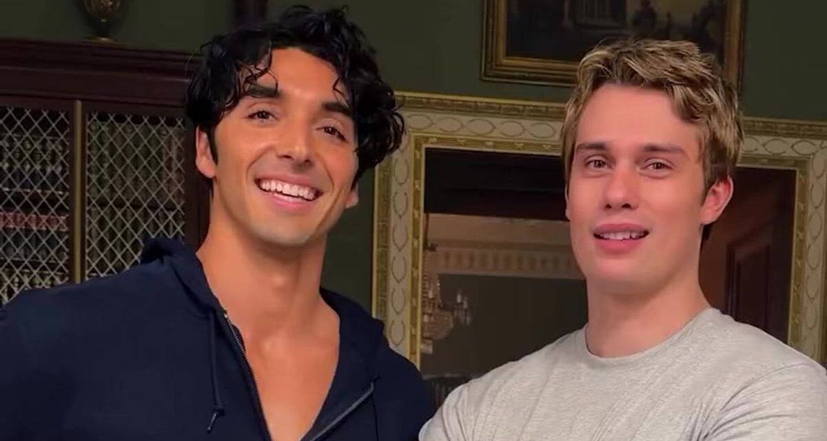 Rouge, Blanc et Bleu Royal reçoivent une énorme mise à jour BTS de la part des stars principales – regardez