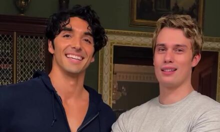 Rouge, Blanc et Bleu Royal reçoivent une énorme mise à jour BTS de la part des stars principales – regardez