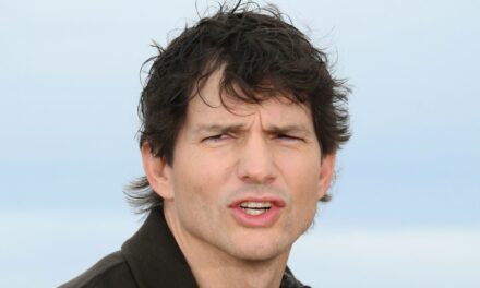 Ashton Kutcher clarifie enfin ses affirmations sur les habitudes de douche familiale : « C&rsquo;est fou »
