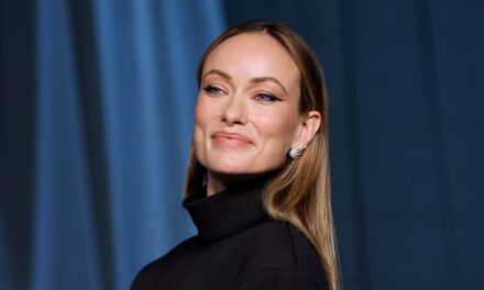 Olivia Wilde est éblouissante dans une robe transparente en dentelle à Sundance