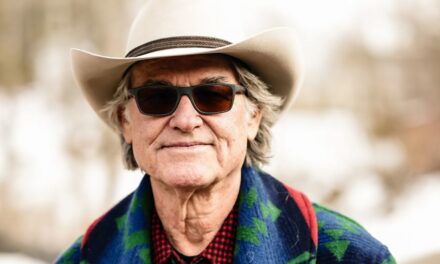 Kurt Russell dansant lors de sa fête à la maison dans le Colorado partage un aperçu de la vie à couper le souffle d&rsquo;une célèbre famille