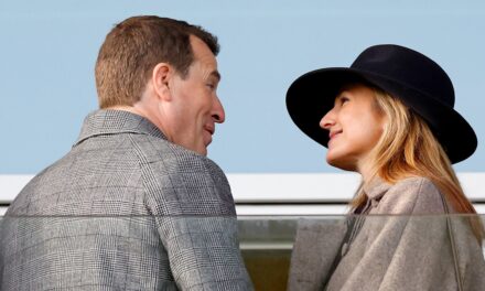 Peter Phillips et sa fiancée Harriet Sperling ne peuvent cacher leur alchimie lors de la première sortie de 2026 – photos