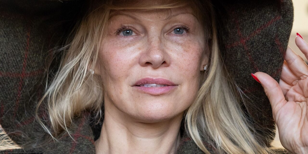 La trousse de beauté « puissante » de Pamela Anderson pour aller nue à 58 ans