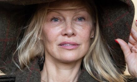 La trousse de beauté « puissante » de Pamela Anderson pour aller nue à 58 ans