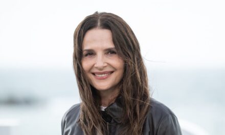 Juliette Binoche vole la vedette lors de sa dernière apparition sur le tapis rouge