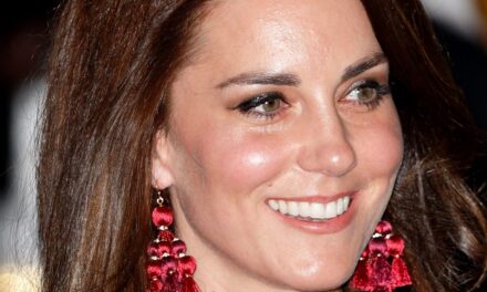 La « robe de soirée » à 1 000 £ de Kate Middleton est le look d&rsquo;anniversaire parfait