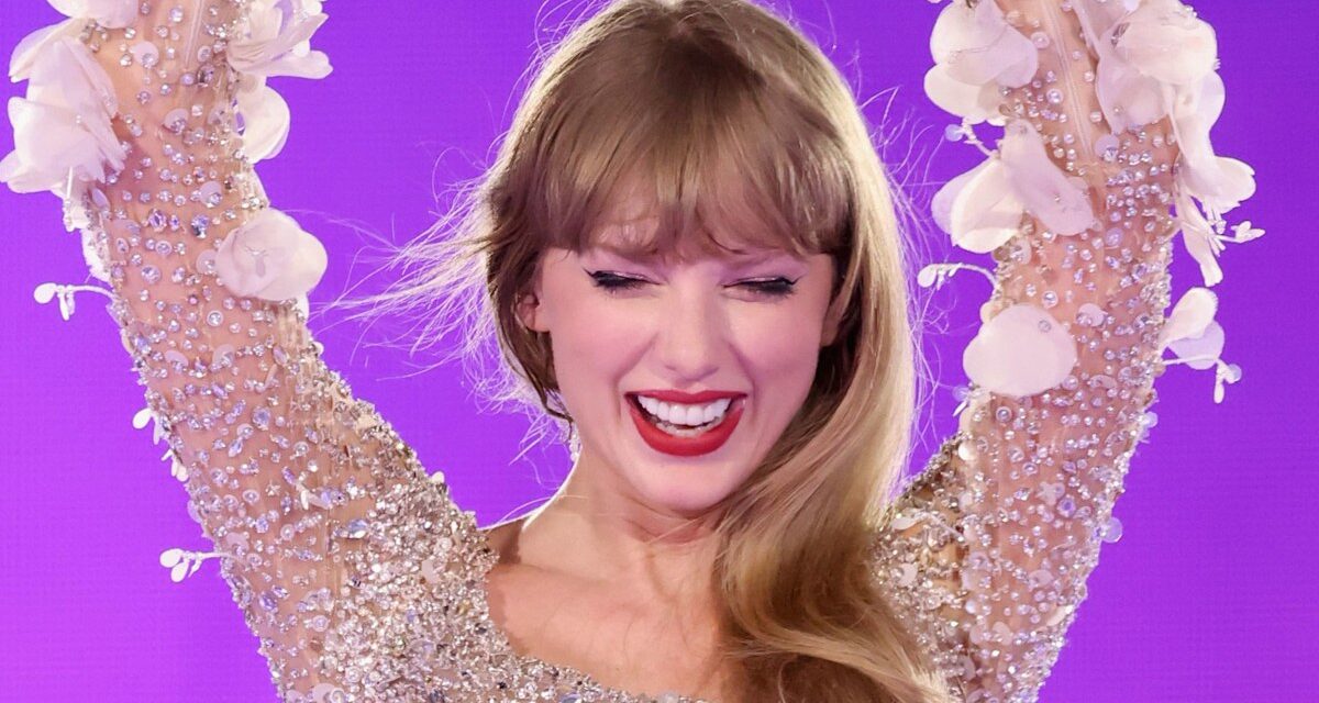 La robe ornée de bijoux de Taylor Swift au mariage d&rsquo;Este Haim est un retour en arrière sans peur