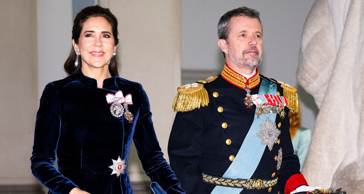 La reine Mary et le roi Frederik accueillent leurs invités aux fêtes du Nouvel An dans la neige de Copenhague