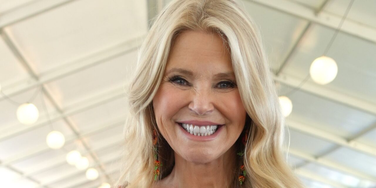 REGARDER: Christie Brinkley brille en bikini brûlant pendant ses vacances à la plage