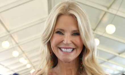 REGARDER: Christie Brinkley brille en bikini brûlant pendant ses vacances à la plage