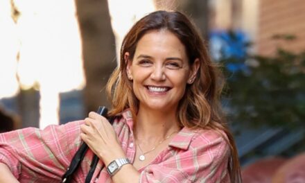 Katie Holmes partage une photo rare de vacances ensoleillées en famille après la réunion de Suri Cruise