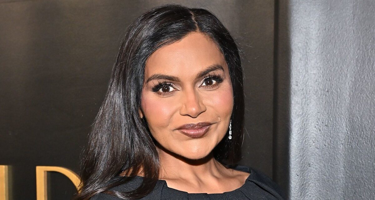 Mindy Kaling présente une silhouette élancée dans une robe noire découpée après une perte de poids de 40 livres