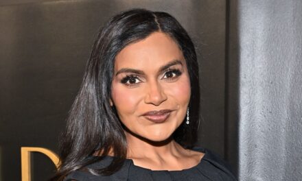 Mindy Kaling présente une silhouette élancée dans une robe noire découpée après une perte de poids de 40 livres