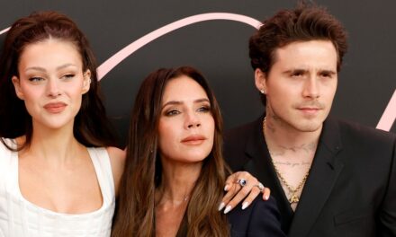 Dans le miroir tactique de Nicola Peltz de la belle-mère Victoria Beckham