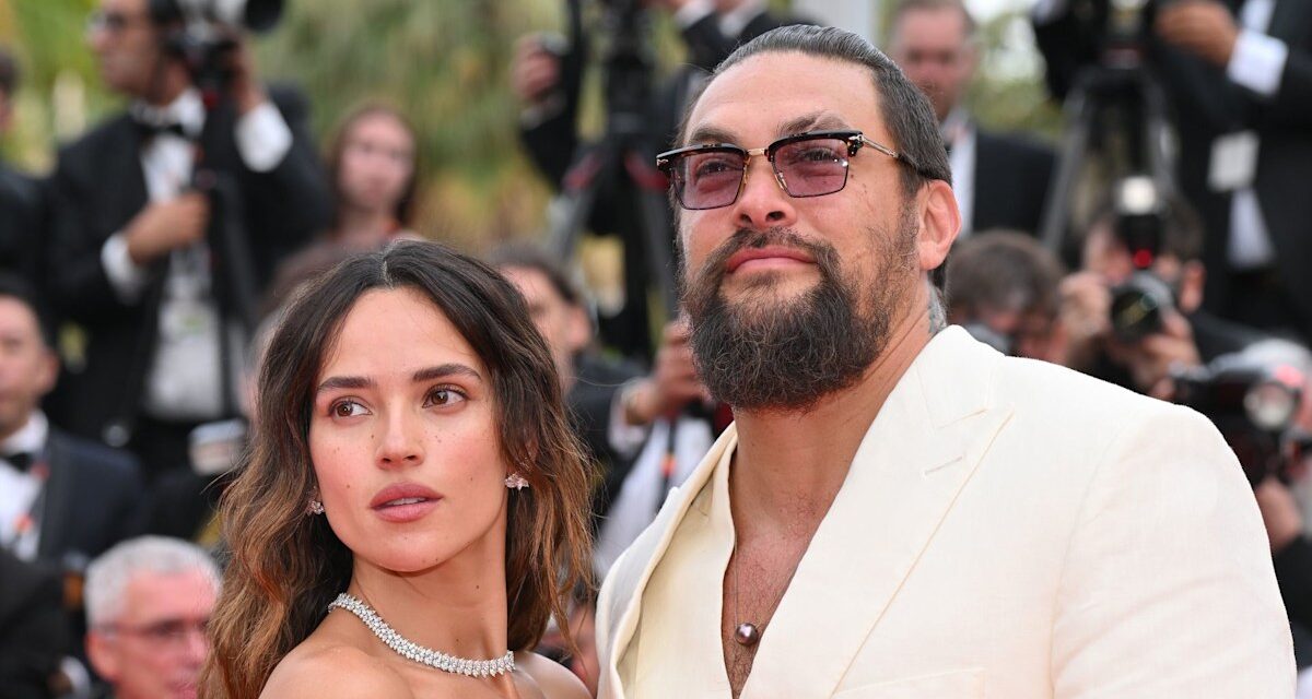 Jason Momoa et sa petite amie Adria Arjona emballent sur le PDA sur le tapis rouge