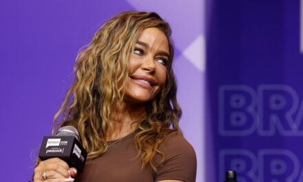 Denise Richards revient sur « l&rsquo;année la plus douloureuse » au milieu de sa séparation d&rsquo;Aaron Phypers